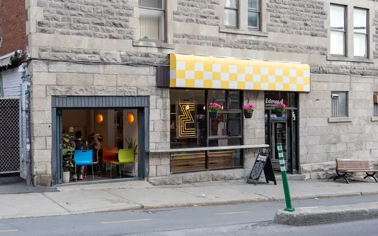 Café Cantine / 8 ans d'activité / Entrée du Mont-Royal
