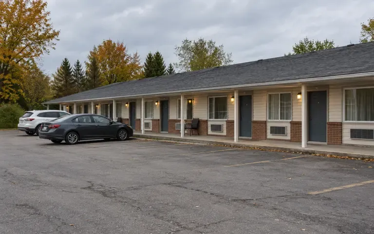 Vente confidentielle — motel avec immeuble à Sainte-Adèle