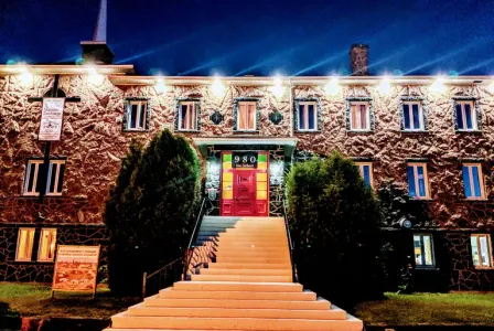 FAITES UNE OFFRE!!  Auberge à fort potentiel tout près du Lac Saint-Jean