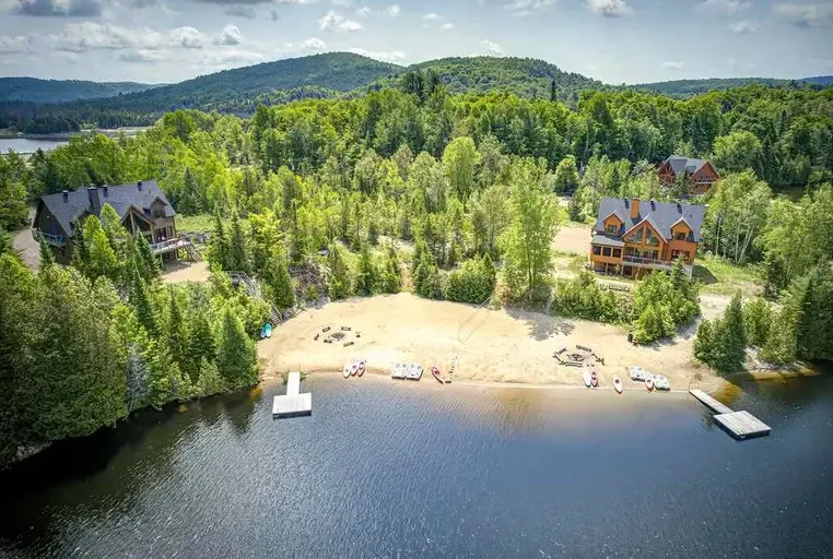 Domaine de chalets locatifs haut de gamme avec lac privé dans les Laurentides