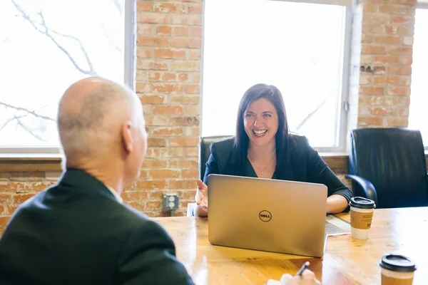 Personne analysant des documents pour l'achat d'une entreprise